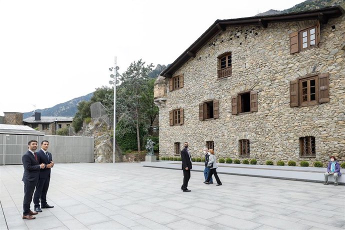 El vicepresidente de la Generalitat, Jordi Puigneró, y el ministro de Presidencia, Economía y Empresa, Jordi Gallardo, en frente de la Casa de la Vall, antigua sede del Consell General d'Andorra.