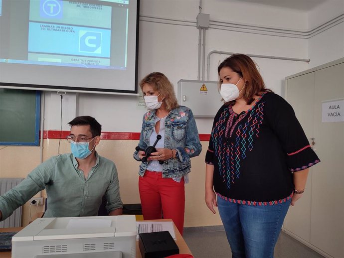 La delegada territorial de Educación y Deporte en Córdoba, Inmaculada Troncoso (centro), en su visita al IES José Alcántara de Belmez.