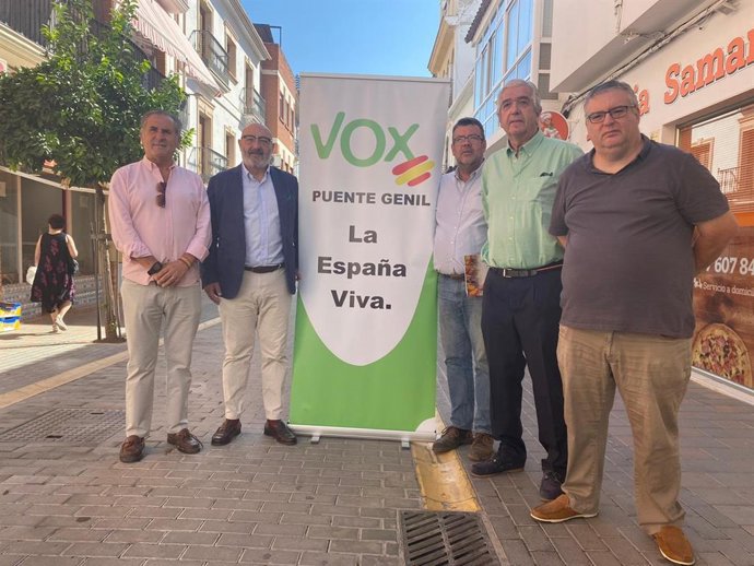 El parlamentario andaluz de Vox por Córdoba, Alejandro Hernández, en la visita a Puente Genil.