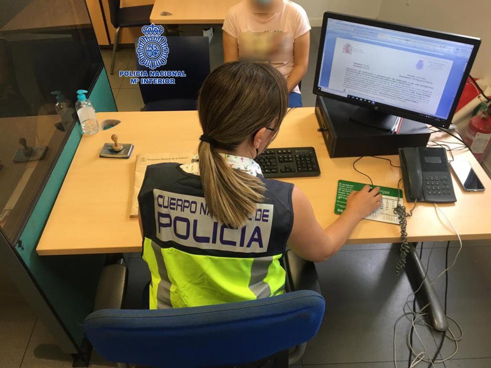 Una agente de la Policía Nacional, durante la investigación