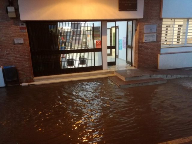Inundación a la entrada de un centro escolar en Cartaya (Huelva).