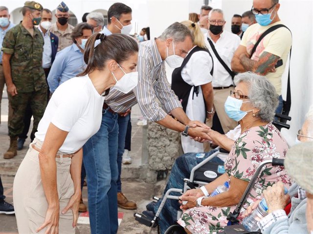 Los Reyes, Don Felipe y Doña Letizia, llegan a La Palma y se vuelcan con los afectados