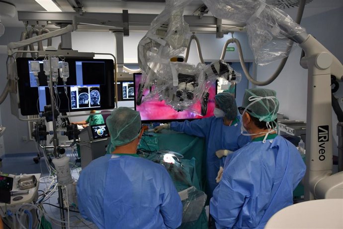 Neurocirugía del Centro Médico de Oviedo opera con microscopio y en 3D con el exoscopio de Leica.