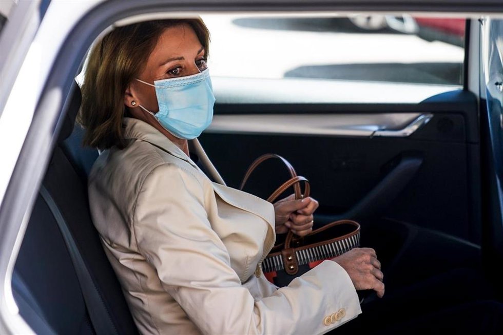 Archivo - La ex secretaria general del PP María Dolores de Cospedal entra en un taxi a su salida de la Audiencia Nacional donde ha declarado en calidad de imputada ante el juez que investiga la 'Operación Kitchen', a 29 de junio de 2021, en Madrid (Espa