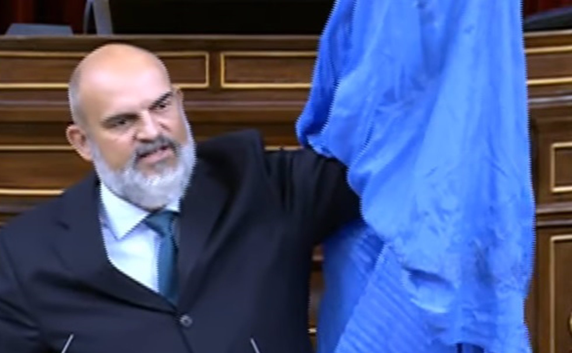 El diputado de Vox Víctor Sánchez del Real exhibe un burka en el hemiciclo del Congreso.