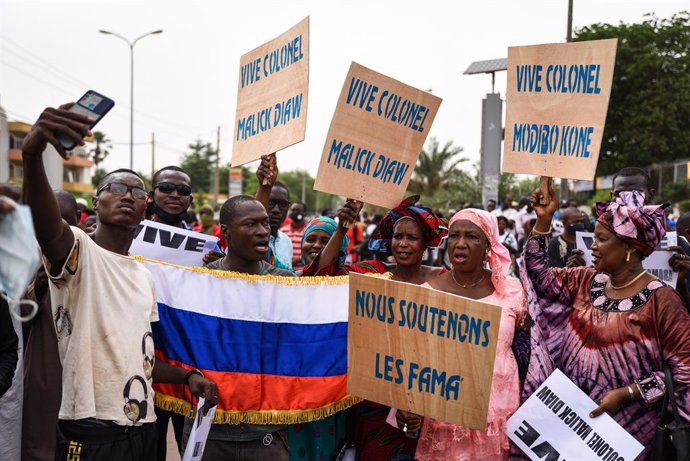 Archivo - Un grupo de personas se manifiesta en la capital de Malí, Bamako, en apoyo al presidente de transición, Assimi Goita, tras un golpe de Estado
