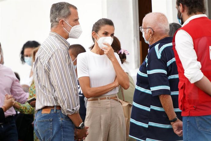 El rey Felipe VI y la reina Letizia habla con un hombre evacuado por la erupción del volcán de Cumbre Vieja, que se encuentra alojado en el acuartelamiento El Fuerte (Breña Baja)