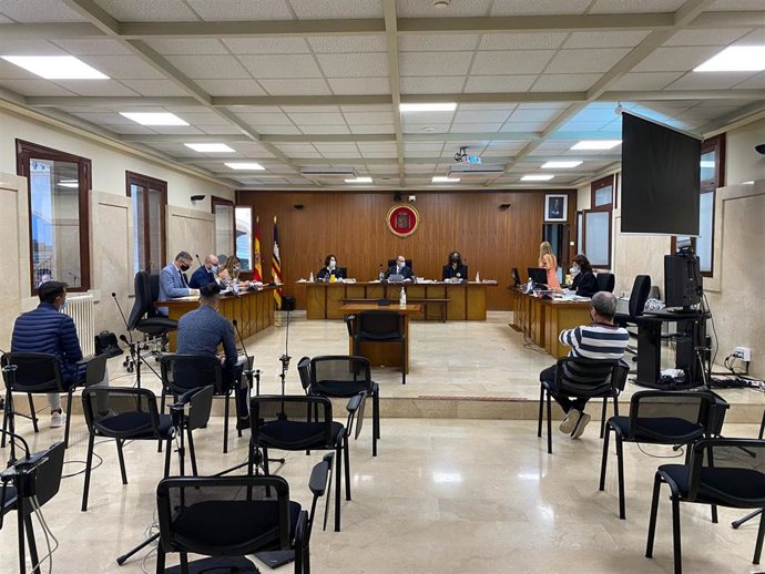 Piden siete años de prisión a dos hermanos por cortarle el cuello a un compañero de trabajo con un 'cutter' en Manacor .