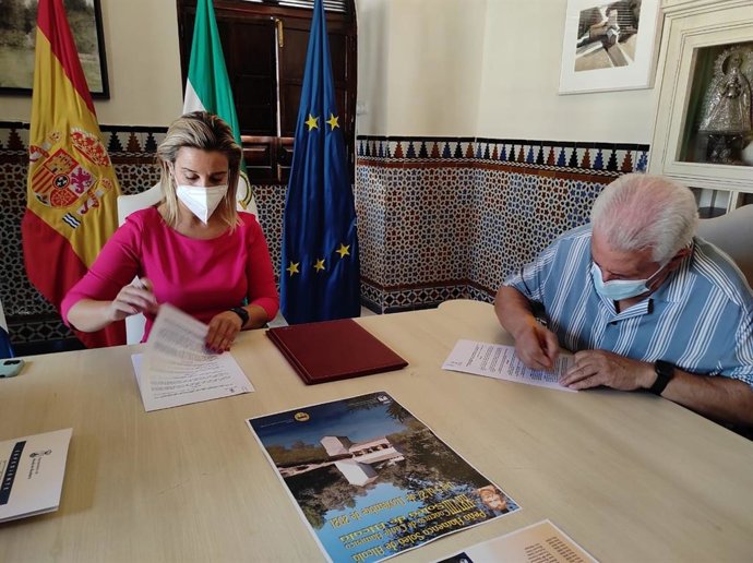 La alcaldesa, Ana Isabel Jiménez, ha renovado este jueves el convenio anual con la Peña Flamenca 'La Soleá de Alcalá'.