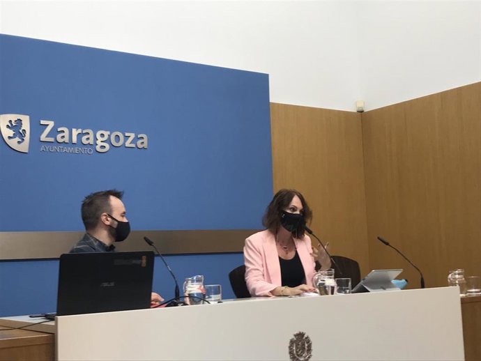 La consejera municipal de Economía, Innovación y Empleo del Ayuntamiento de Zaragoza, Carmen Herrarte, y el director de Conversaciones e Innovación Abierta del Grupo Init, Carlos  Pyñeiroa