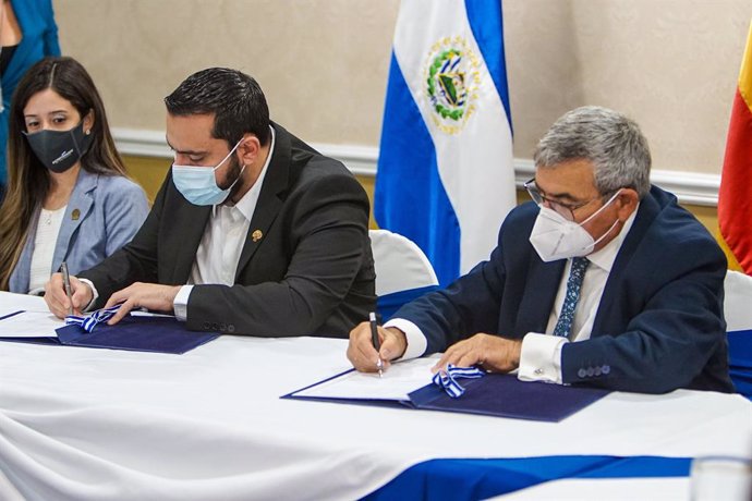 Firma del convenio entre el Ministerio de Salud de El Salvador y Fundación SAMU