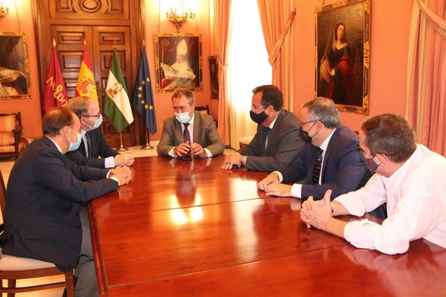 Reunión entre el Ayuntamiento y el Ateneo con vistas a la Cabalgata de Reyes