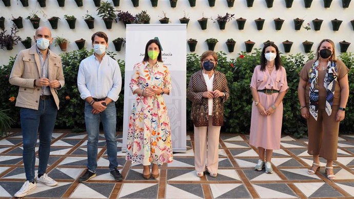 La delegada del Cultura y Patrimonio Histórico de la Junta de Andalucía, Cristina Casanueva (centro), en la presentación del programa 'Flamenco viene del Sur en gira 2021'.