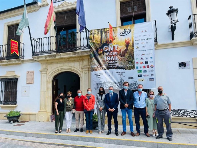 El presidente de la Diputación de Málaga, Francisco Salado, junto a miembros de la Corporación de Cañete La Real, con la alcaldesa, Josefa Jurado, al frente, en su visita institucional al municipio malagueño.