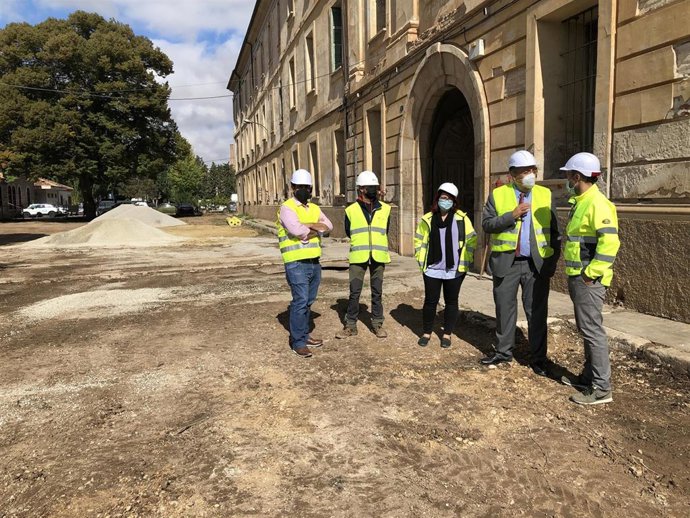 La DPT limpia y desbroza los patios y los exteriores del Hogar de Teruel antes de reforzar su seguridad.