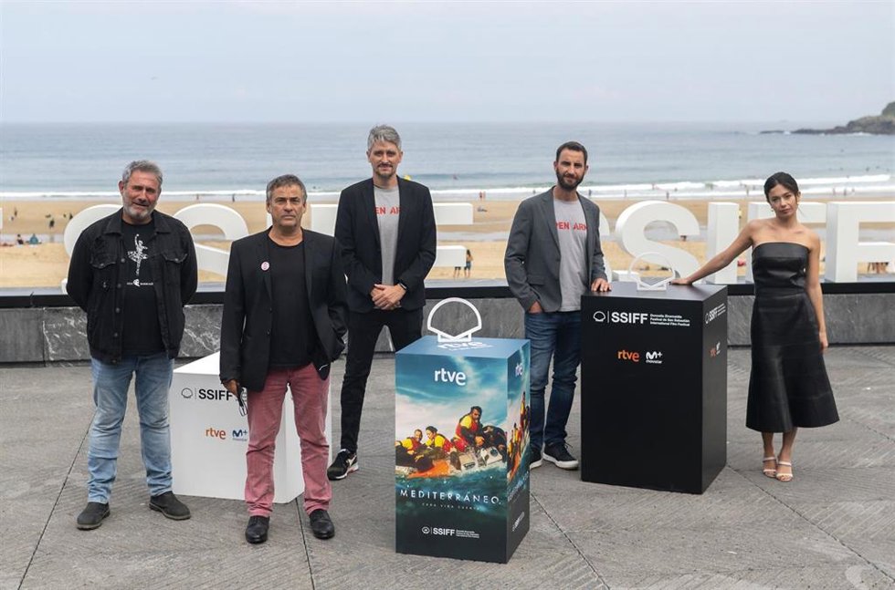 (I-D) El actor Sergi López, el actor Eduard Fernández, el director de cine Marcel Barrena, el actor Dani Rovira y la actriz Anna Castillo, en el photocall de la película Mediterráneo, en el Festival Internacional de Cine de San Sebastián.