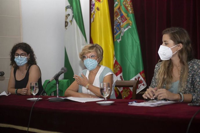 Carmen Collado, diputada de Igualdad de la Diputación de Cádiz, durante el coloquio sobre la situación de la explotación sexual y el tráfico de mujeres en la provincia.