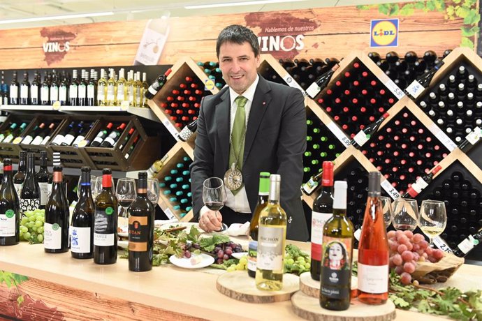 El sumiller Jon Andoni Rementeria con su selección de vinos de Lidl