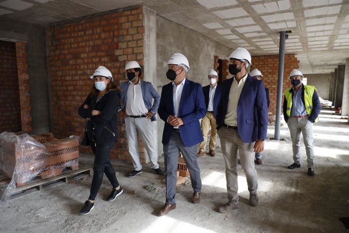 El vicepresidente segundo de Diputación y consejero delegado de la Empresa Provincial de Vivienda y Suelo, Mario Fernández, durante la visita a las obras de construcción de la promoción de las viviendas de Los Maestros.