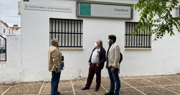 Ismael Sánchez, en el centro de salud de Coca de la Piñera (Camas).