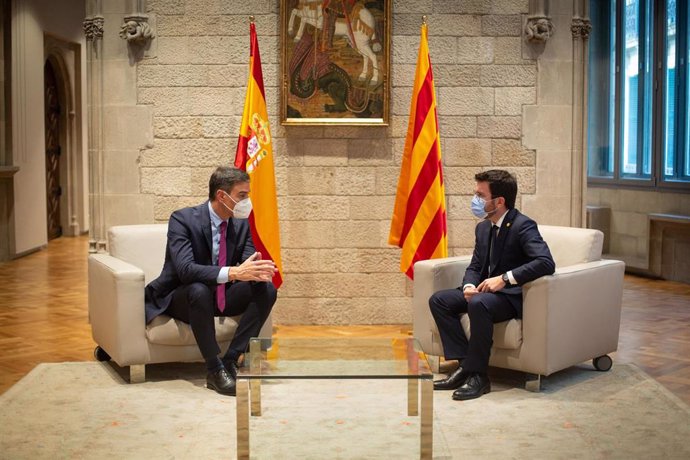 El presidente del Gobierno, Pedro Sánchez (i), y el de la Generalitat, Pere Aragons (d), se reúnen en el Palau de la Generalitat 
