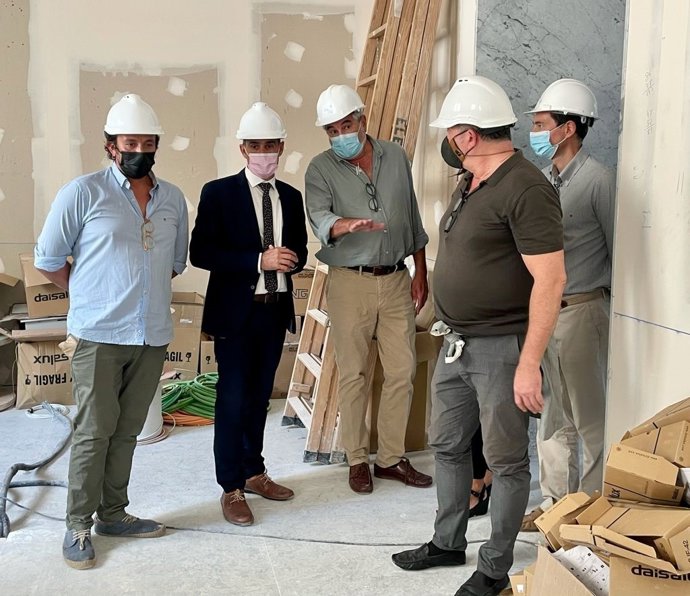 Pacheco y el alcalde de Cádiz en las obras del futuro Museo del Carnaval.