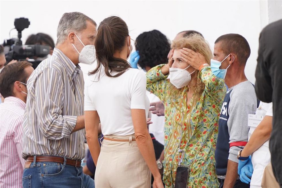 El rey Felipe VI y la reina Letizia hablan con evacuados por la erupción del volcán de Cumbre Vieja, que se encuentran alojados en el acuartelamiento El Fuerte (Breña Baja)