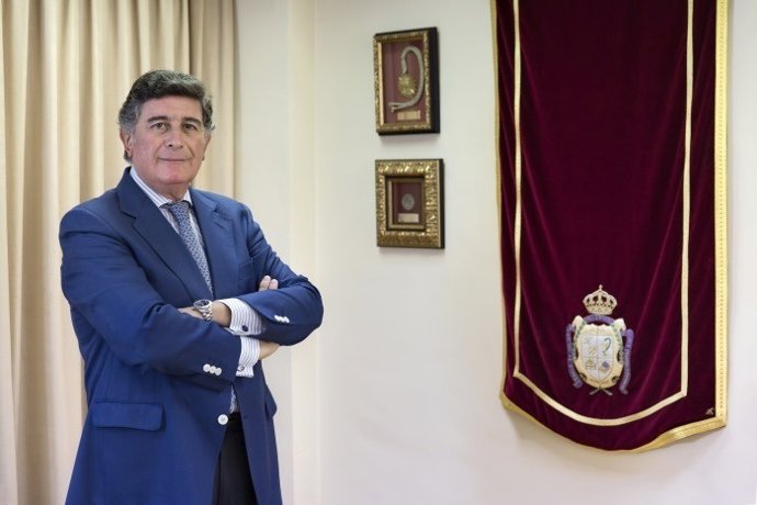 Archivo - El presidente del Colegio de Farmacéuticos sevillano y de Mehuer, Manuel Pérez, en una imagen de archivo. 