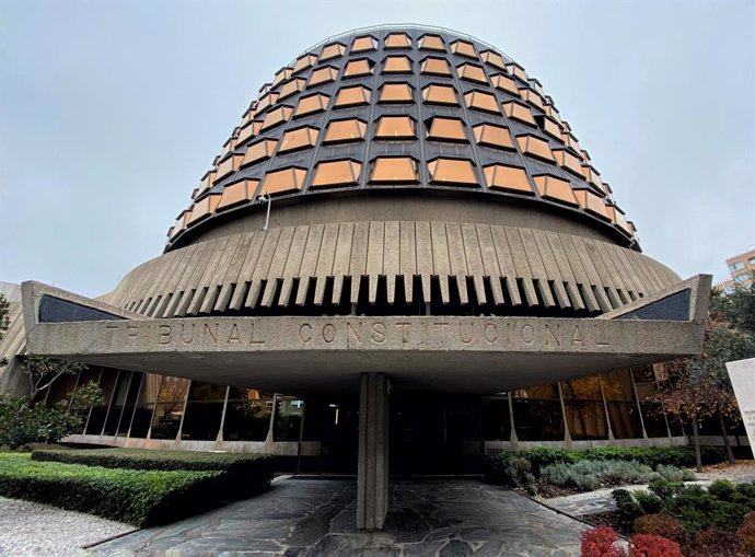 Archivo - Arxiu - Faana i entrada a l'edifici del Tribunal Constitucional d'Espanya, a Madrid a 29 de novembre de 2019.