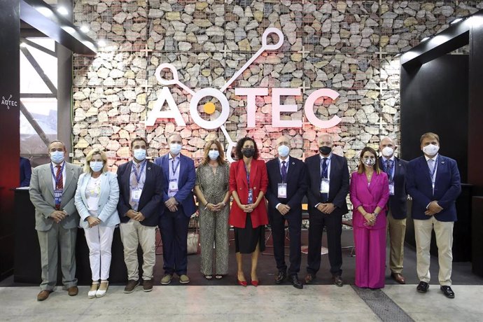 Foto de familia de la inauguración de Aotec