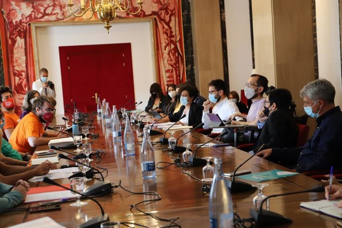 Reunión de CCOO, UGT, la PAH y Sindicato de Inquilinos con Unidas Podemos, ERC, Bildu, Junts, la CUP, Más País, NC, y Compromís para presentarles una nueva Ley de Vivienda