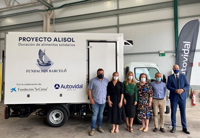 Foto de la entrega del vehículo refrigerado a la Fundación Barceló