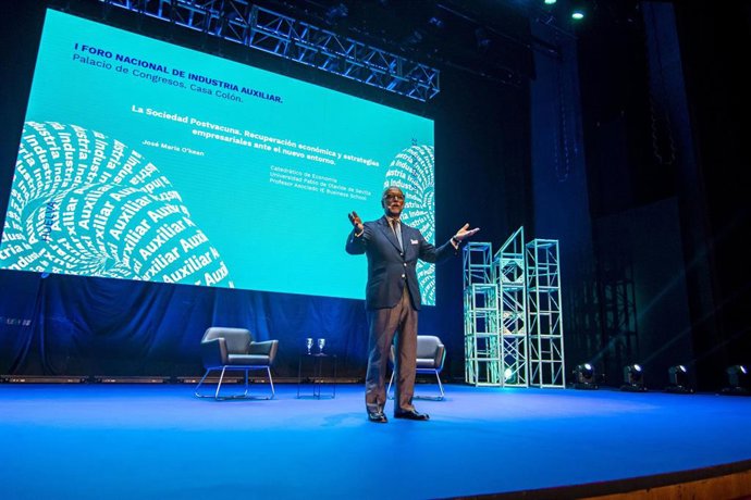 El catedrático de Economía Aplicada de la Universidad Pablo de Olavide, José María O'kean, durante su ponencia.