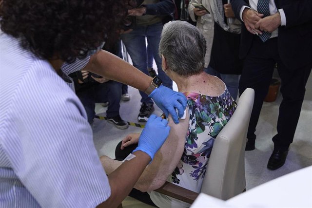 Una sanitaria vacuna a una mujer en la Residencia de Mayores Vista Alegre.