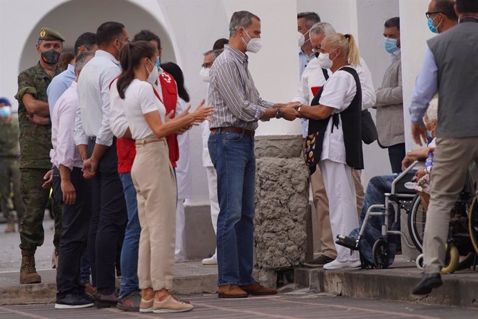El rey Felipe VI y la reina Letizia hablan con evacuados por la erupción del volcán de Cumbre Vieja, que se encuentran alojados en el acuartelamiento El Fuerte (Breña Baja), a 23 de septiembre de 2021, en La Palma, Santa Cruz de Tenerife, Islas Canarias