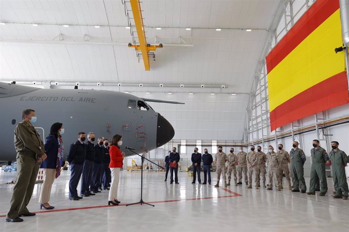 La ministra de Defensa, Margarita Robles, durante una visita a los componentes del ALA 31 y del Escuadrón de Apoyo al Despliegue Aéreo (EADA), en la Basea Aérea de Zaragoza, a 23 de septiembre de 2021, en Zaragoza. 