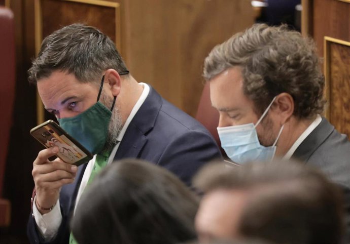 (I-D) El líder de Vox, Santiago Abascal; y el portavoz de Vox Congreso de los Diputados, Iván Espinosa de los Monteros, en una sesión de control al Gobierno en el Congreso de los Diputados