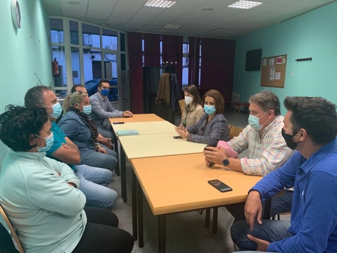 La alcaldesa de Teruel, Emma Buj, el primer teniente de alcalde, Ramón Fuertes, y responsables de la Asocaición del Arrabal de Teruel