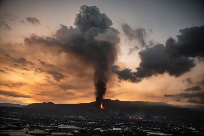 El volcán de Cumbre Vieja, a 23 de septiembre de 2021, en El Paso, La Palma, Islas Canarias (España).