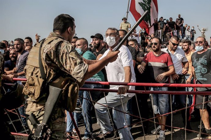 Archivo - 04 August 2021, Lebanon, Beirut: A Lebanese soldier scuffles with protesters who try to reach the harbour to attend a ceremony to mark the 1st anniversary of the August 2020 Beirut port massive explosion. On 04 August 2020, a large amount of a