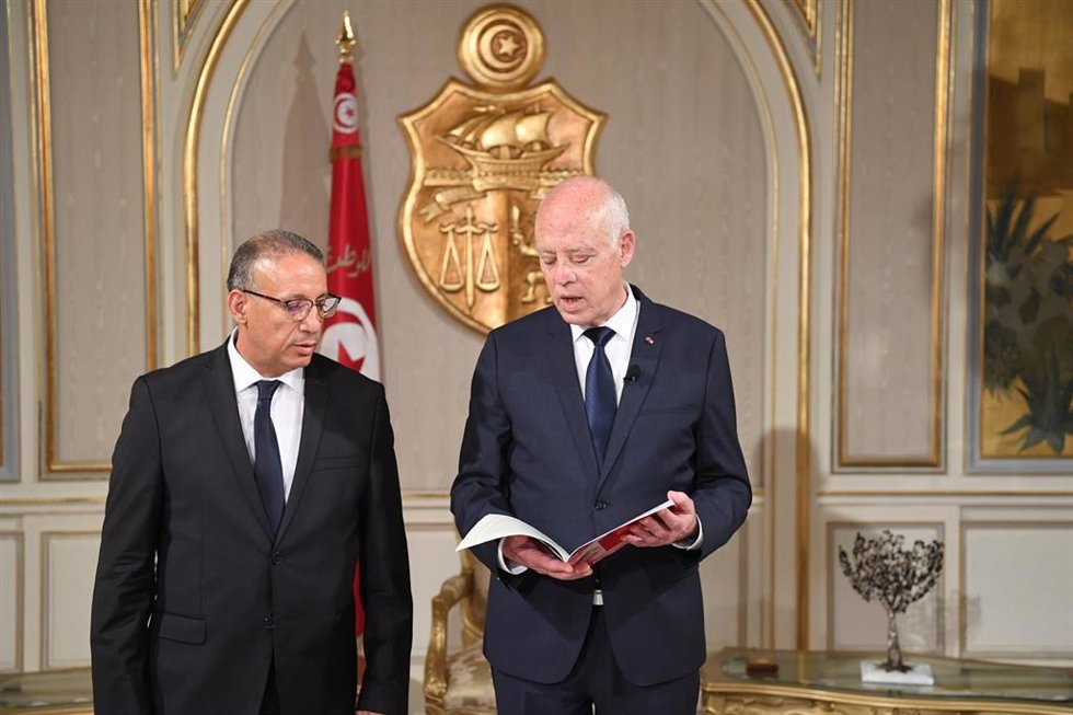 Archivo - El ministro del Interior, Ridha Gharsallaoui, y el presidente tunecino, Kas Saed, durante la toma de posesión.