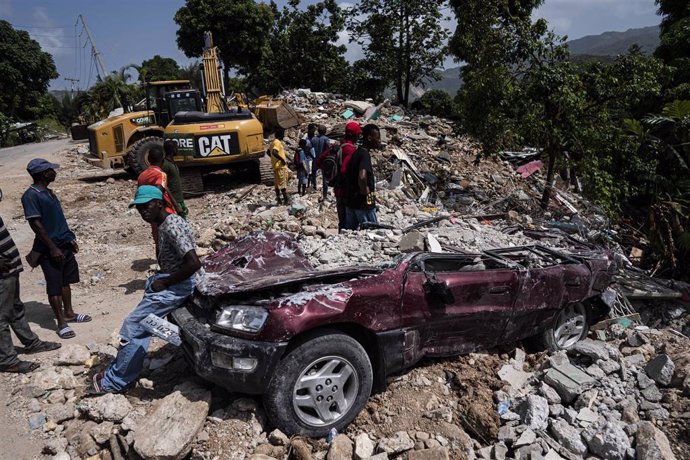 Archivo - Labores de rescate tras el terremoto en Haití.