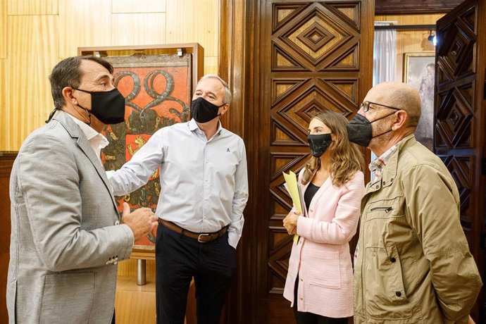 El alcalde de Zaragoza, Jorge Azcón, y la consejera municipal de Hacienda e Interior, María Navarro, se ha nreunido con el presidente de Aragón Stop Sucesiones y Plusvalía, Francisco Langa y el vicepresidente de la asociación, Miguel Ángel Ramos.