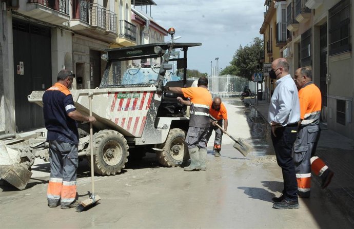 La limpieza de calles de Lucena tras la fuerte tormenta del martes.