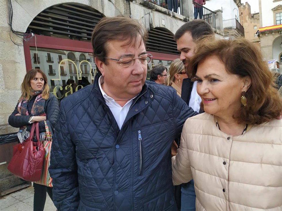 Archivo - Guillermo Fernández Vara y Carmen Calvo, en un acto en Cáceres en 2019.
