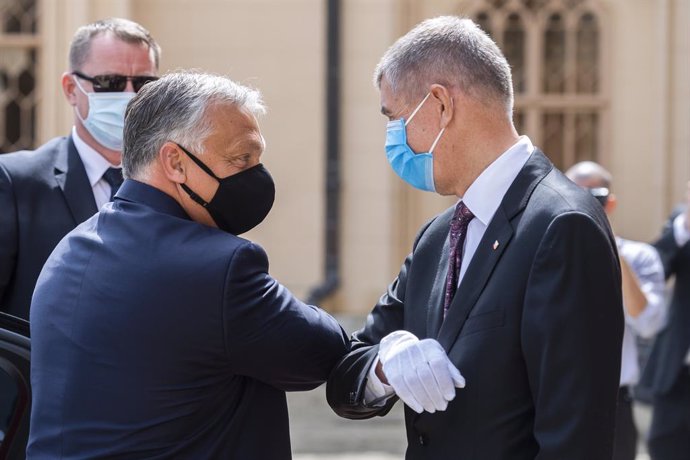 Archivo - Viktor Orban y Andrej Babis se saludan.