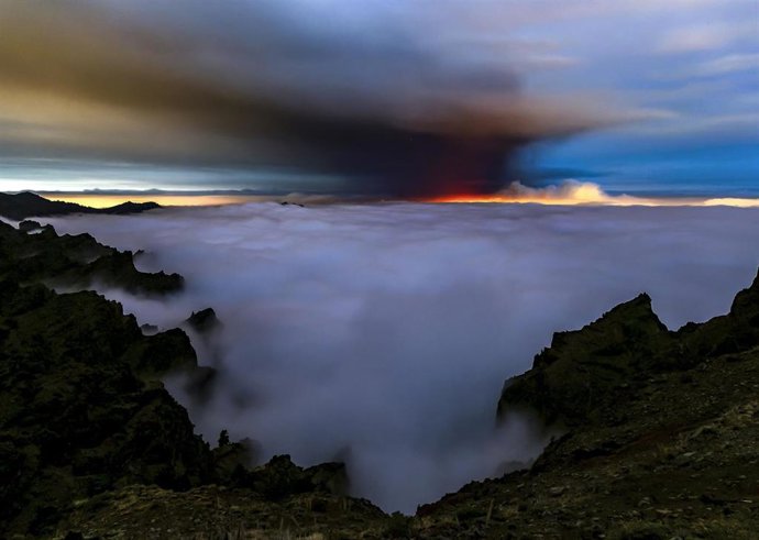 La nube de ceniza y dióxido de azufre que expulsa el volcán de La Palma, a 23 de septiembre de 2021.