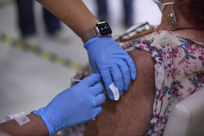 Una sanitria vacuna a una dona amb la tercera dosi del Covid-19, en la Residncia de Majors Vista Alegre, a 22 de setembre de 2021, a Madrid, (Espanya).