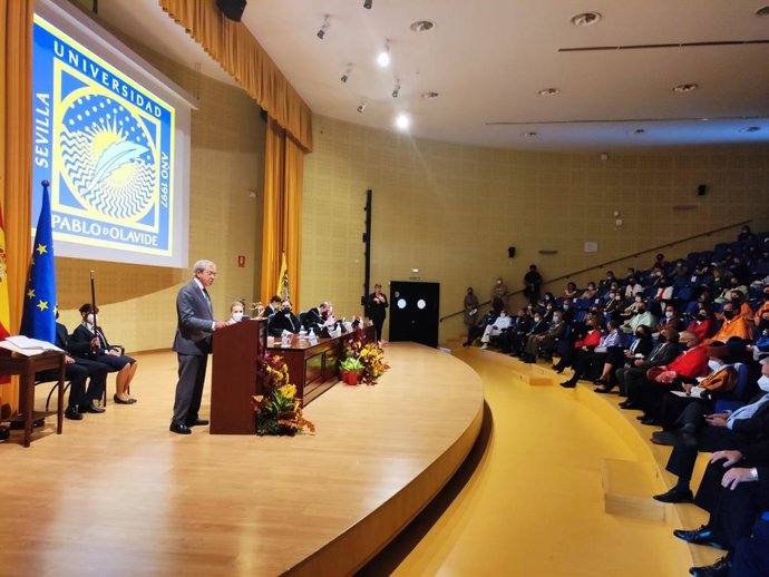 Velasco durante la apertura en la Universidad Pablo Olavide (UPO)