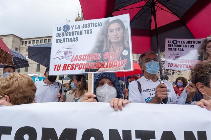 Archivo - Víctimas y familiares del accidente ferroviario de Angrois (Santiago), durante una manifestación para reclamar una investigación independiente sobre las causas del siniestro ferroviario.